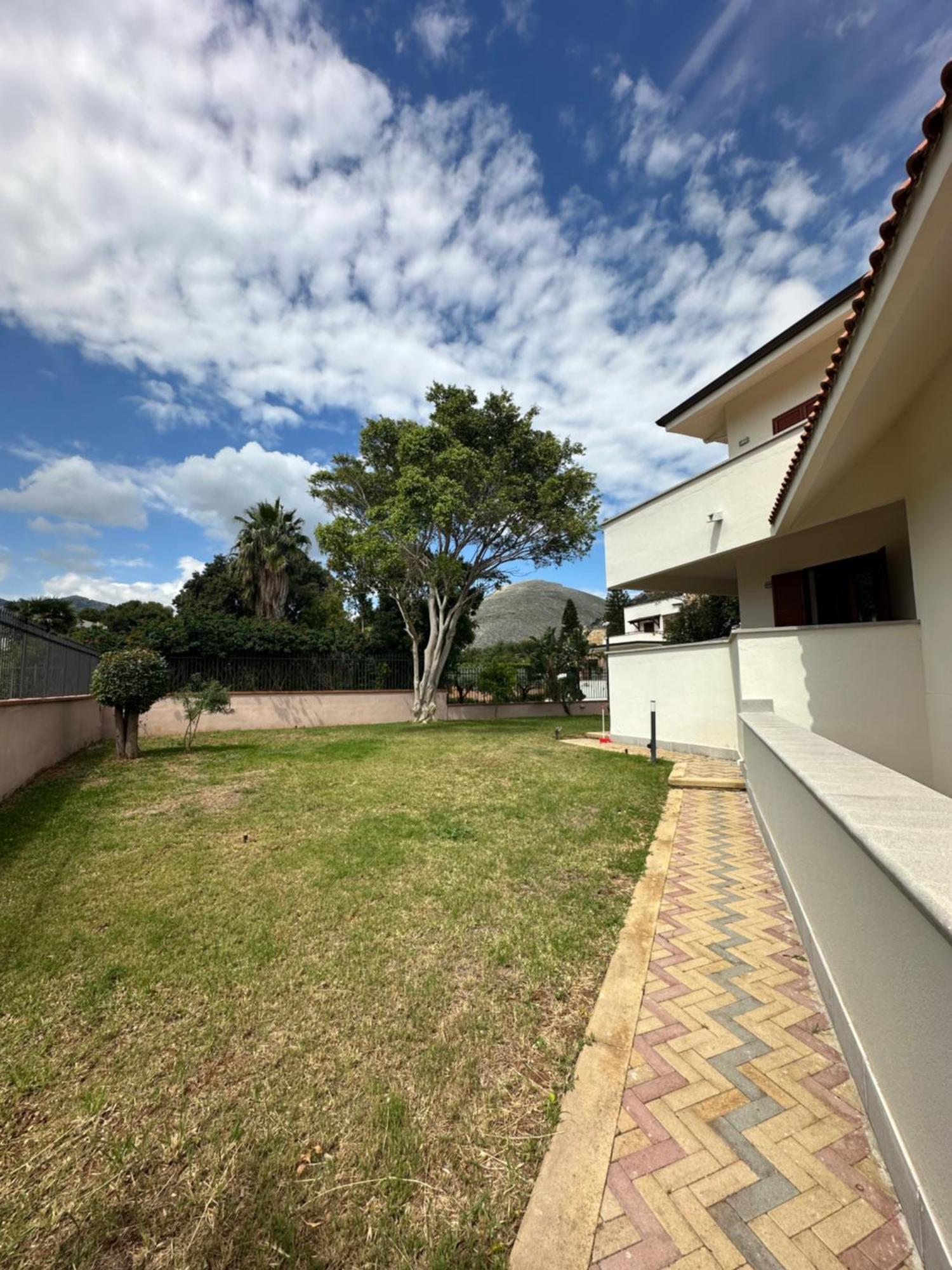 Sara Mondello Garden Level Apartment Palermo